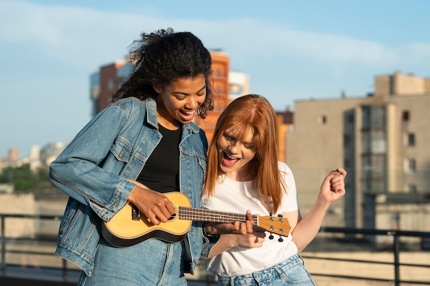 Stadtleben mit Gitarrenmusik mittlerer Aufnahme