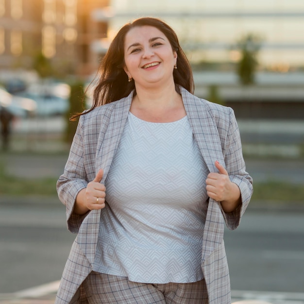 Kostenloses Foto stadtporträt der glücklichen frau im kostüm