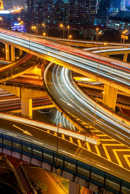 Kostenloses Foto stadtverkehr mit stadtbild