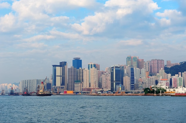 Städtische architektur in hong kong victoria harbour am tag mit blauem himmel und wolken.