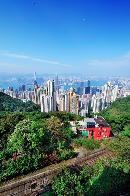 Städtische Architektur in Hongkong am Tag von der Bergspitze aus gesehen