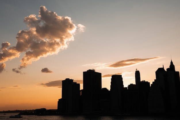 Städtische Skyline mit Wolkenkratzern bei Sonnenuntergang