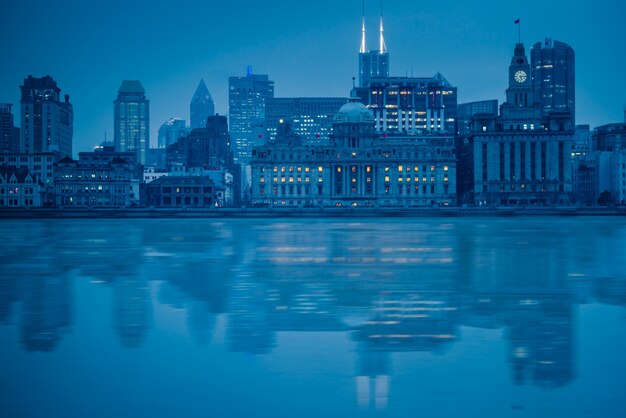 Städtische Skyline und moderne Gebäude