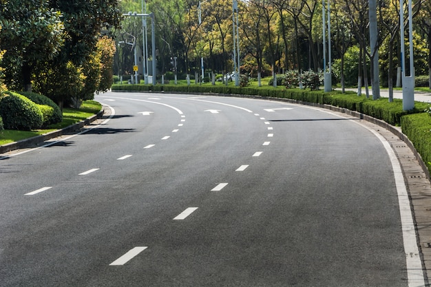 Städtische Straße mit Linien gemalt