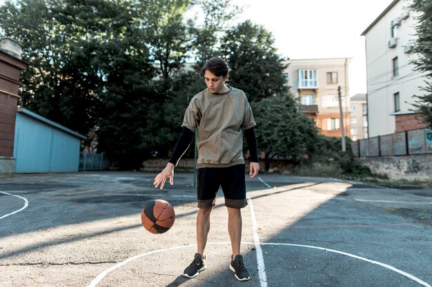 Städtischer Basketballspieler der Vorderansicht