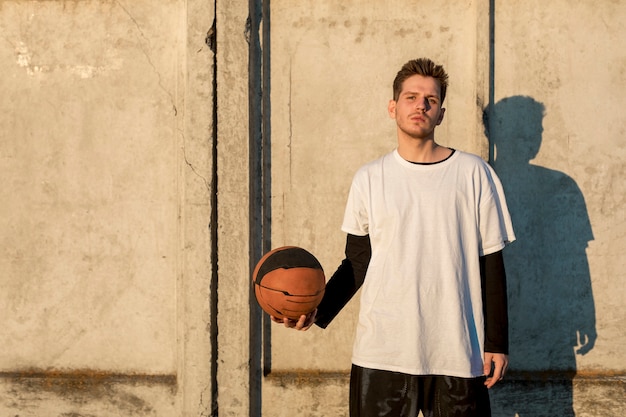 Kostenloses Foto städtischer basketballspieler der vorderansicht