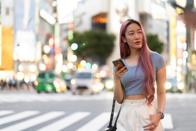 Städtisches Porträt der jungen Frau mit rosa Haaren