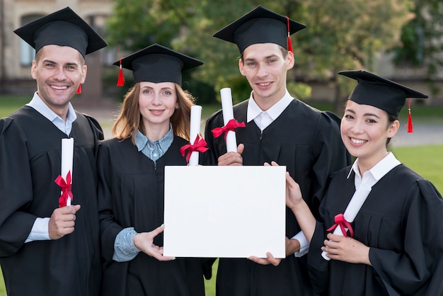 Staffelungskonzept mit den Studenten, die leere Zertifikatschablone halten