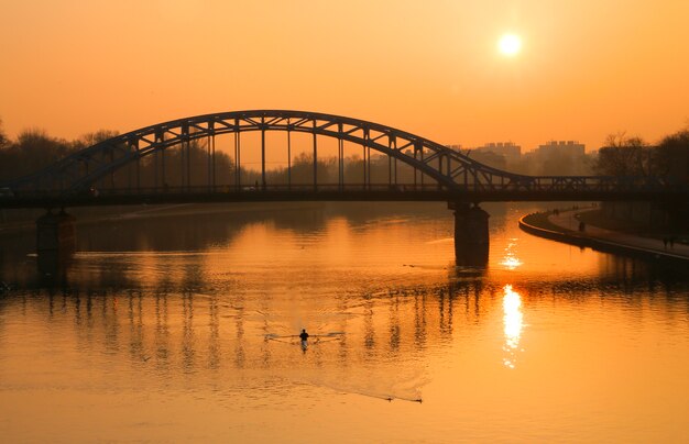 Stahlbrücke über einen Fluss.