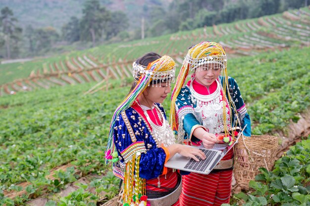 Stammes- Mädchen des Landwirts, das digitale Tablette verwendet