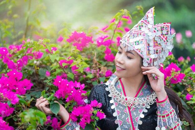 Stammes schöne Frau im traditionellen Outfit im Park