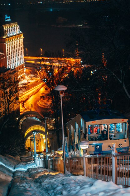 Standseilbahn in Kiew bei Nacht