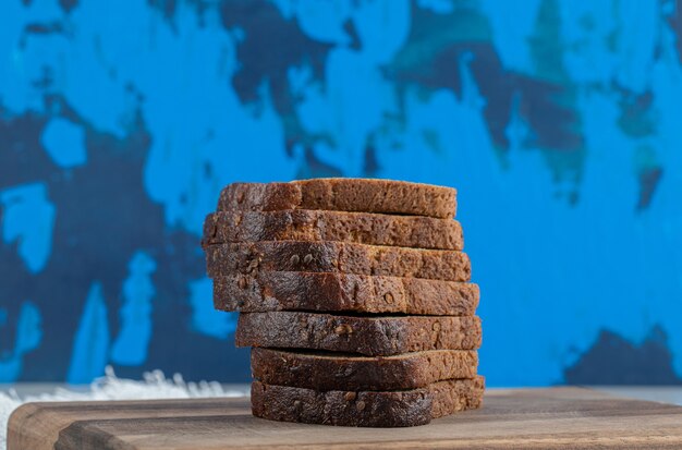 Stapel Brotscheiben auf Holzbrett.