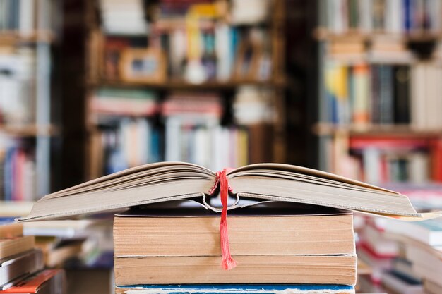 Stapel Bücher auf einer Buchhandlung