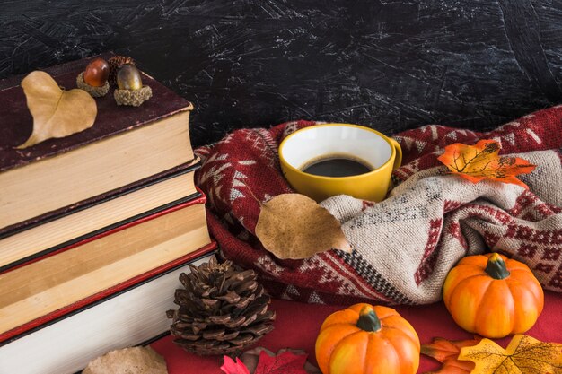 Stapel Bücher nähern sich Getränk- und Herbstsymbolen