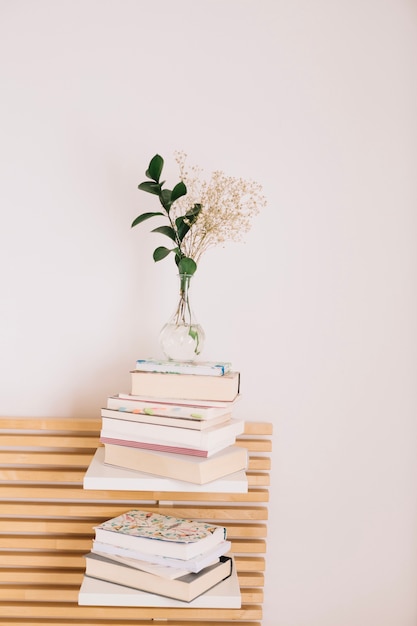 Stapel Bücher und Notizbücher mit Blumenstrauß