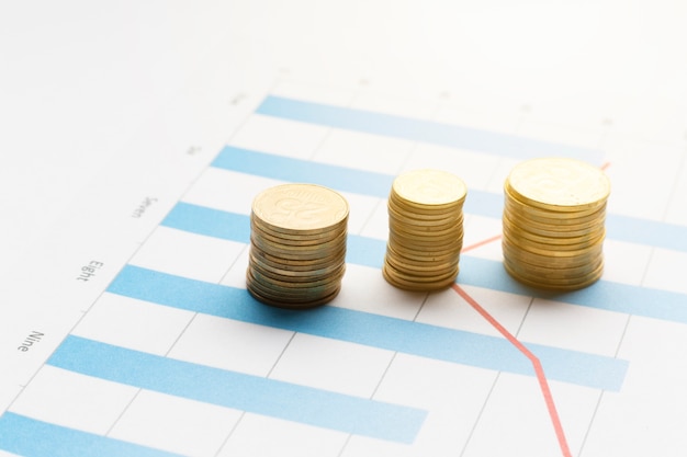 Stapel der Münzen oben auf Diagramm