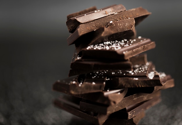 Stapel der Vorderansicht der Schokolade und des Zuckers
