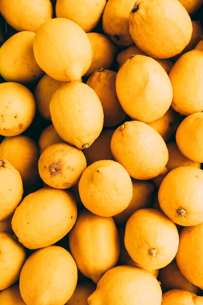 Stapel frische Zitronen