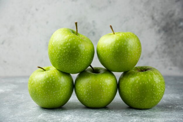 Stapel frischer Äpfel auf Marmor.