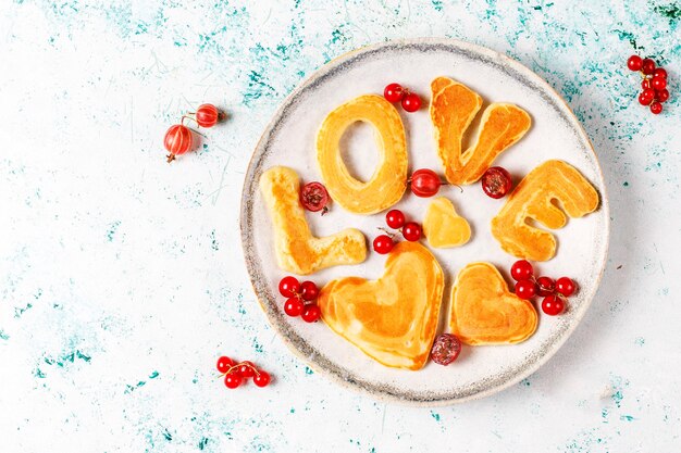 Kostenloses Foto stapel hausgemachte pfannkuchen mit honigsirup und beeren.