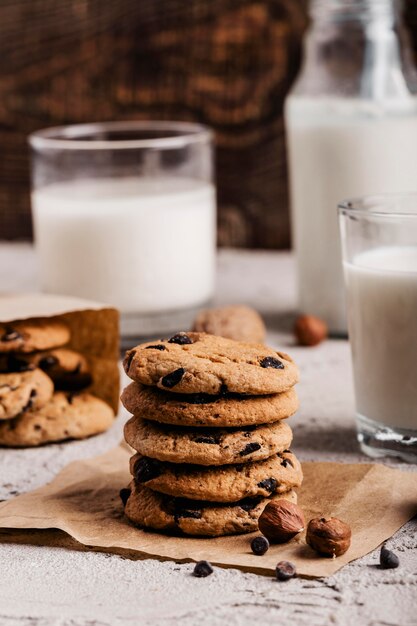 Stapel köstliche Kekse neben einem Glas Milch