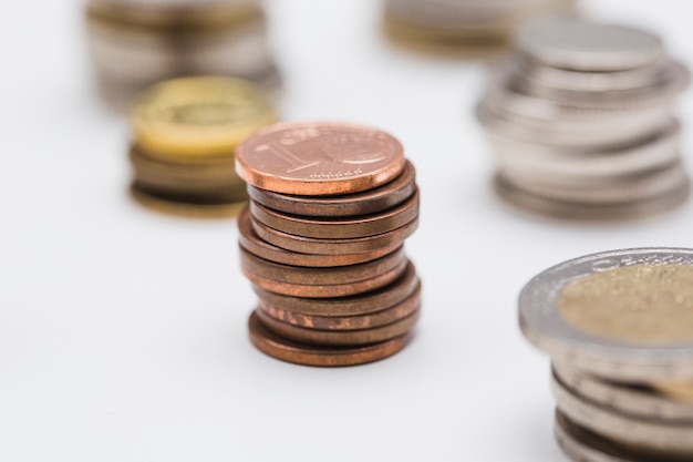 Kostenloses Foto stapel kupfermünzen auf weißem hintergrund