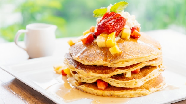 Stapel Pfannkuchen mit Erdbeere an der Spitze