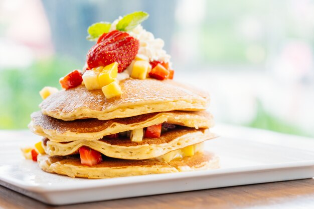 Stapel Pfannkuchen mit Erdbeere an der Spitze