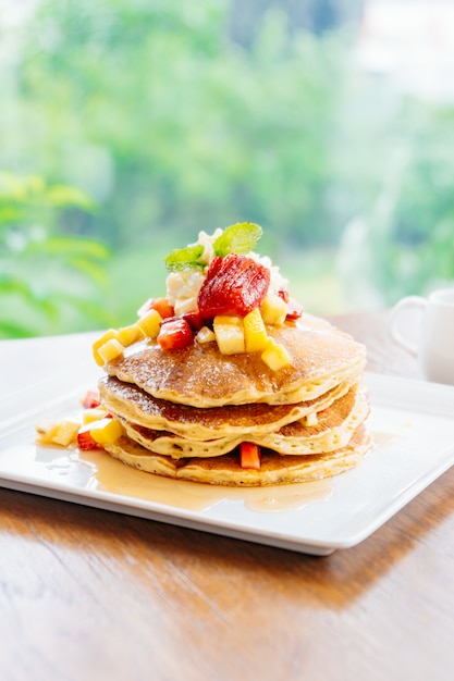 Stapel Pfannkuchen mit Erdbeere an der Spitze