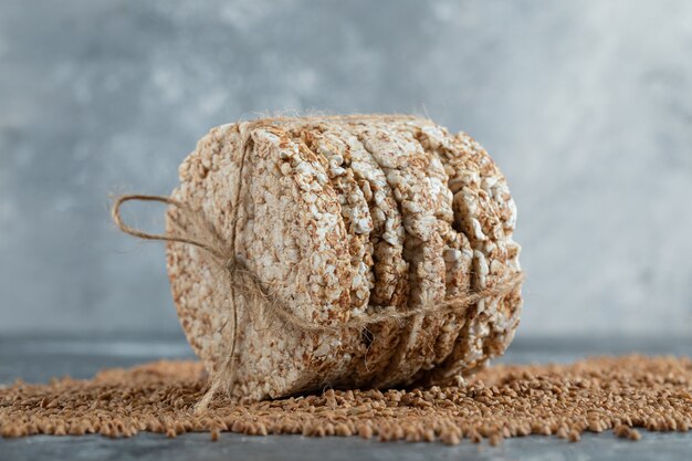 Stapel Reiskuchen mit Seil auf Marmoroberfläche gebunden