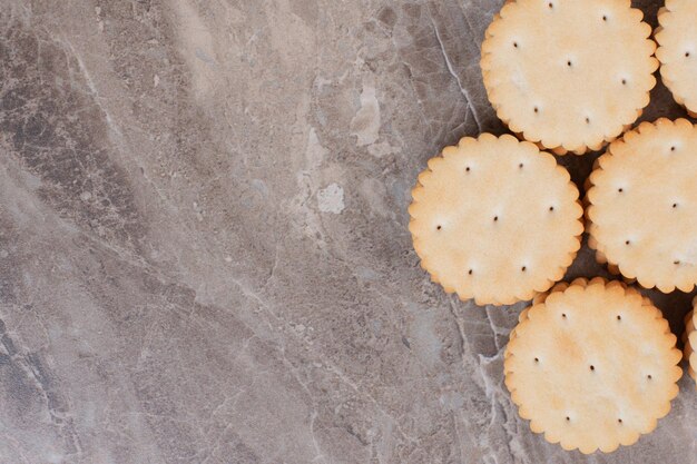 Stapel runder Cracker auf Marmoroberfläche.