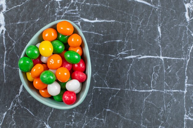 Stapel von bunten Bonbons in der blauen Schüssel