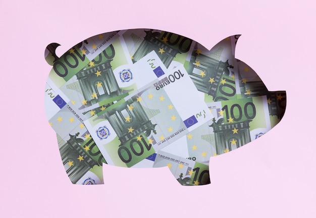 Stapel von Euro-Banknoten in einem Sparschwein