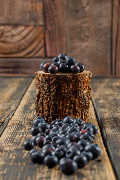 Stapel von frischen Blaubeeren in einem Holzstück auf Holztisch