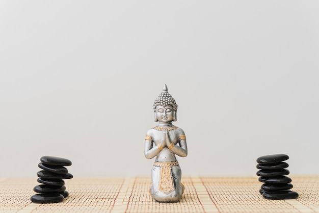 Stapel von schwarzen Steinen und Buddha