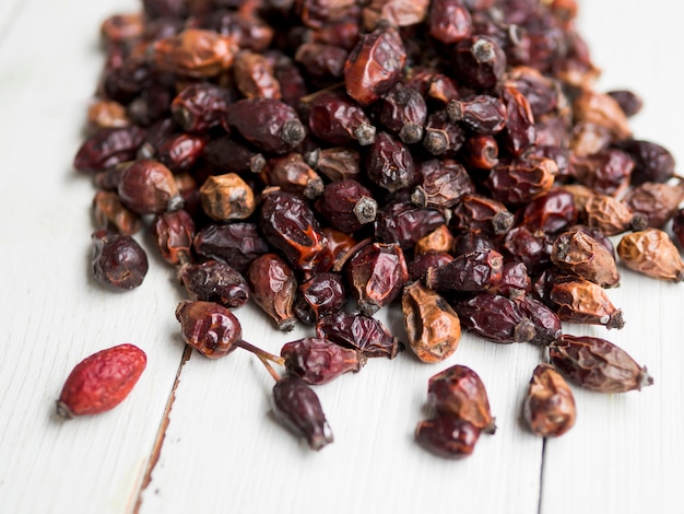 Stapel von trockenen Beeren auf weißer Tabelle