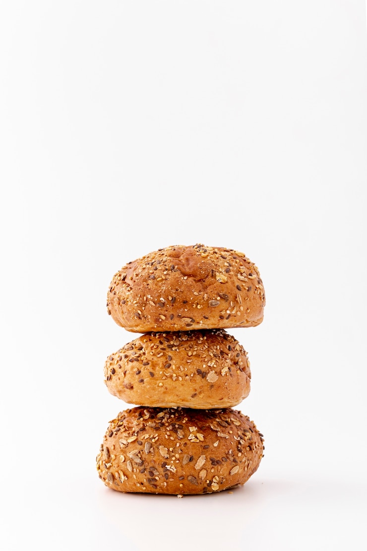 Kostenlose Foto stapel von vollkorn gebackenen brötchen auf weißem hintergrund
