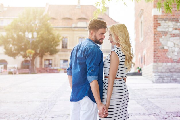 Starke Beziehung zwischen jungen Paaren