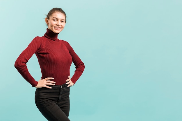 Starke Frau der Vorderansicht im Studio