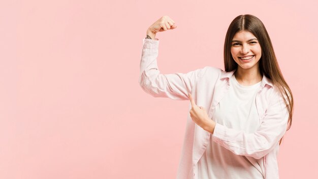 Starke Frau der Vorderansicht im Studio