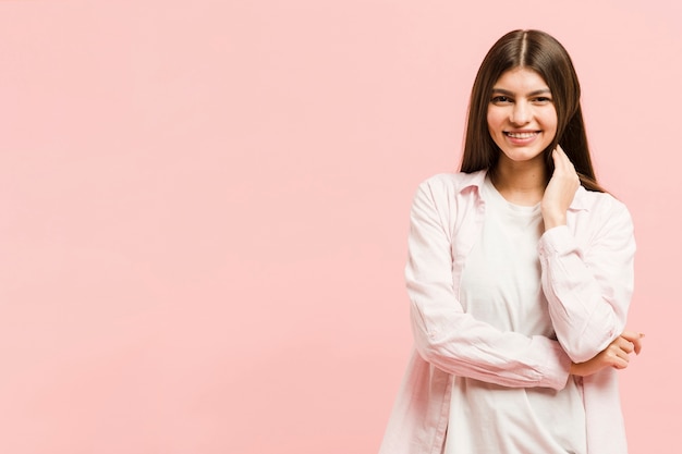 Starke Frau der Vorderansicht im Studio