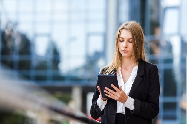 Starke Frau, die eine Tablette verwendet