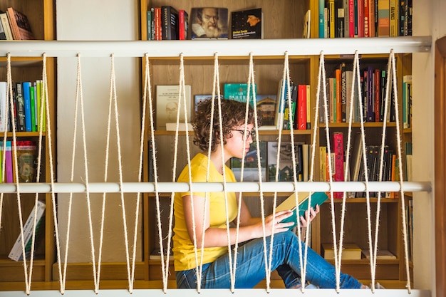 Kostenloses Foto starke frau, die mit buch sitzt