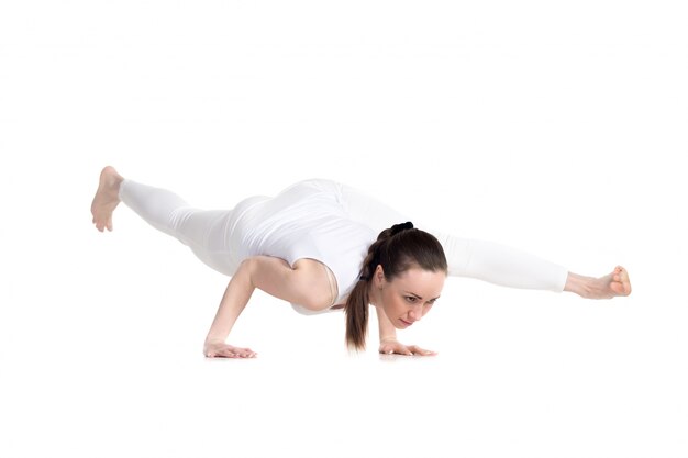 Starke Frau in einem Yoga-Kurs
