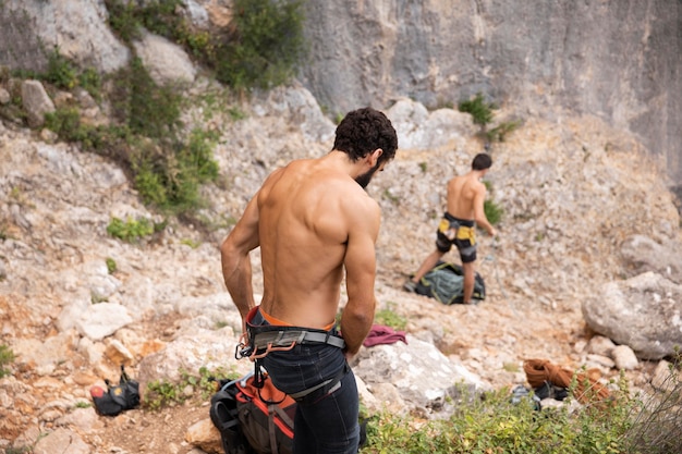 Starke Männer bereiten sich zum Klettern vor