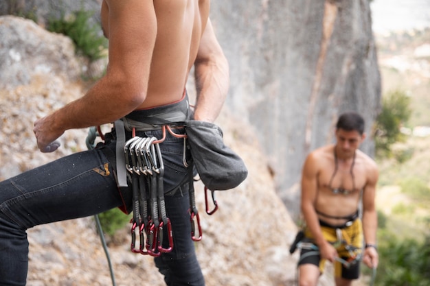 Starke Männer bereiten sich zum Klettern vor