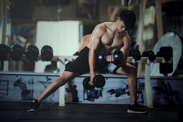 Kostenloses Foto starker bodybuilder mit perfekter deltamuskulatur