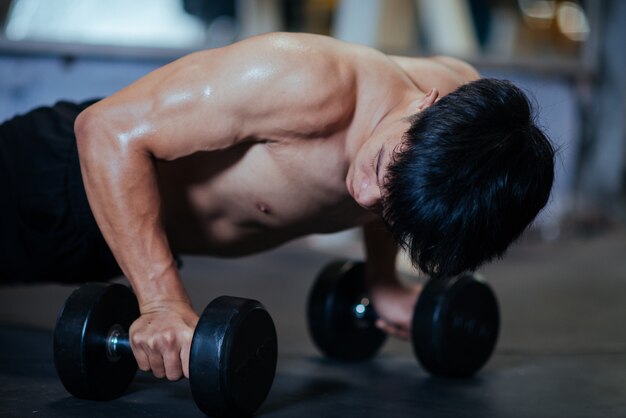 Starker Bodybuilder mit perfekter Deltamuskulatur