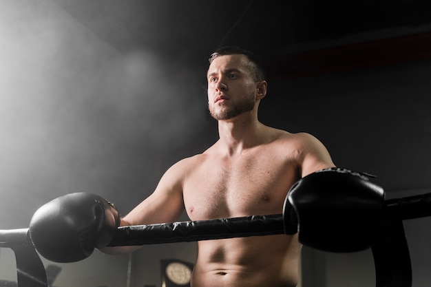 Starker männlicher Boxer im Trainingszentrum